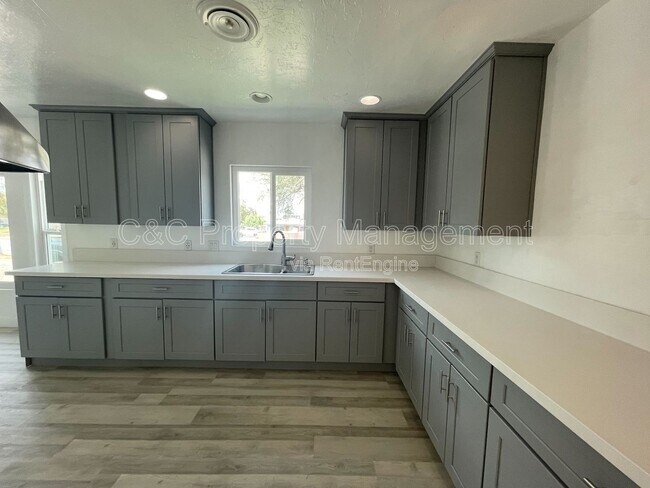 Building Photo - 1410 Cottonwood Ave