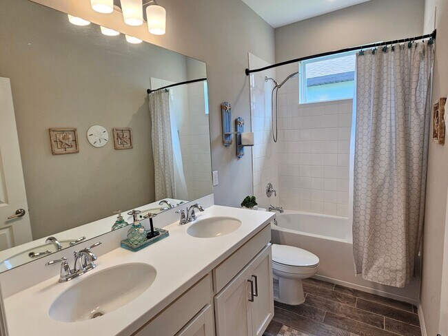 Building Photo - Annual Furnished or Seasonal Short-Term 4 Bedroom 2.5 Bathroom Home in Palmero!