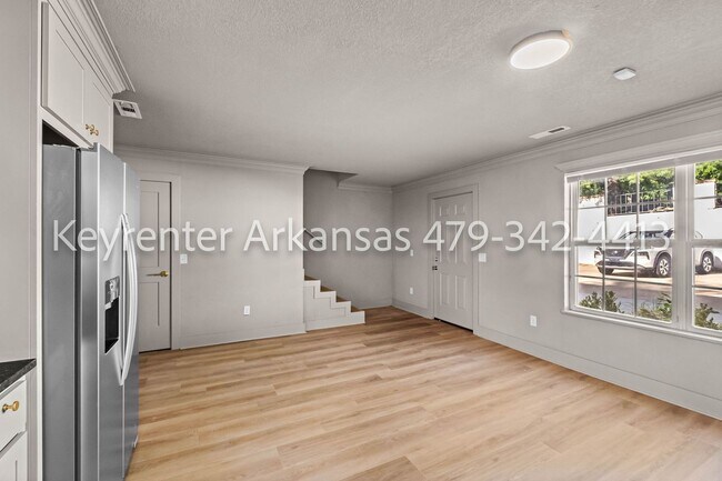Building Photo - Beautifully renovated 3 bedroom, 2 bath | Fayetteville AR