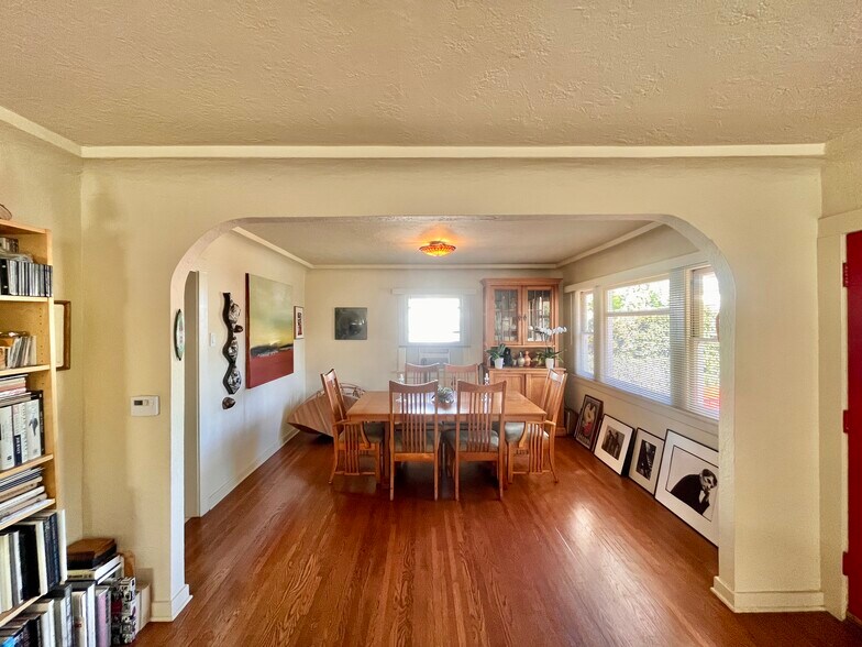 Building Photo - 1042 W 14th St