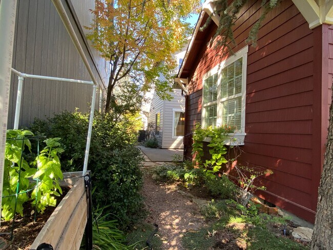 Building Photo - 3BR - 2.5 BA Charming Greenway Home in Lar...