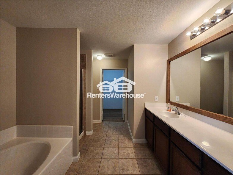 Building Photo - 22527 Cloverland Field Dr