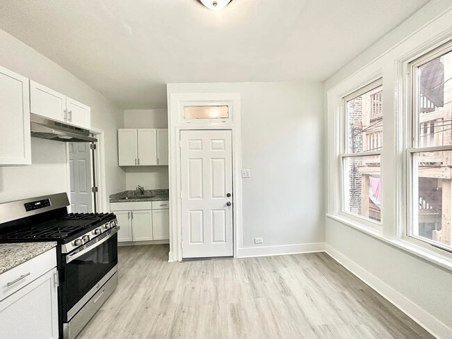 Building Photo - 2224 S Sawyer Ave