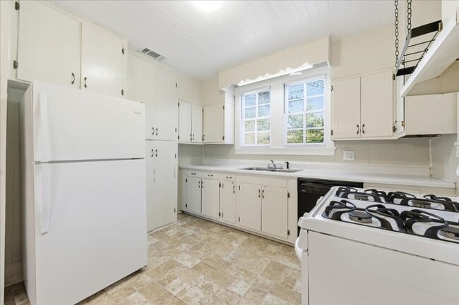 Building Photo - Charming 3-Bedroom Home with Large Fenced Yard in Richmond Hill!