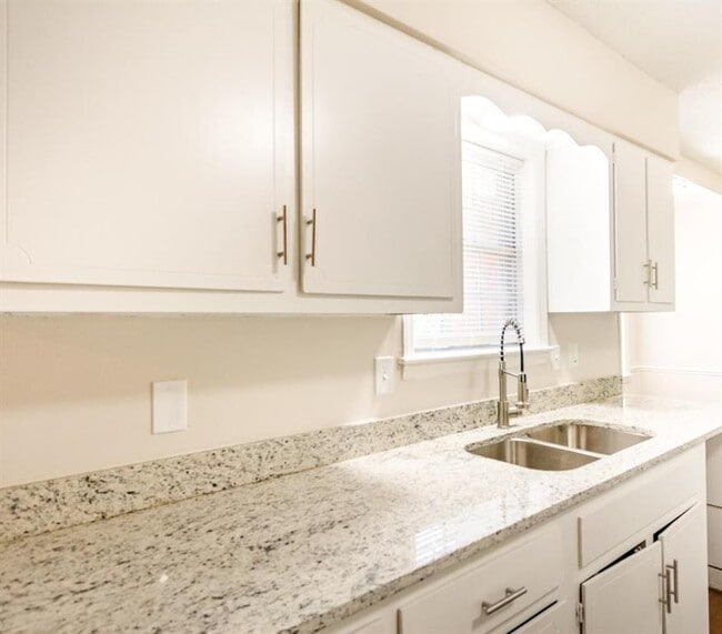 Building Photo - 3701 Joslyn St