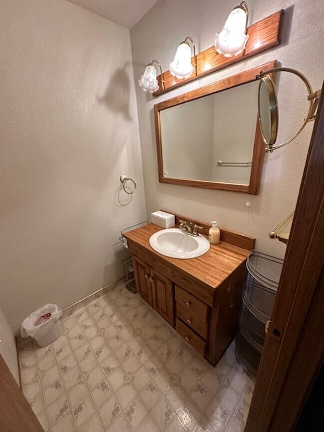 Building Photo - True Skier's Condo! Available for a Seasonal tern rental (3-6 months). Call me today!!