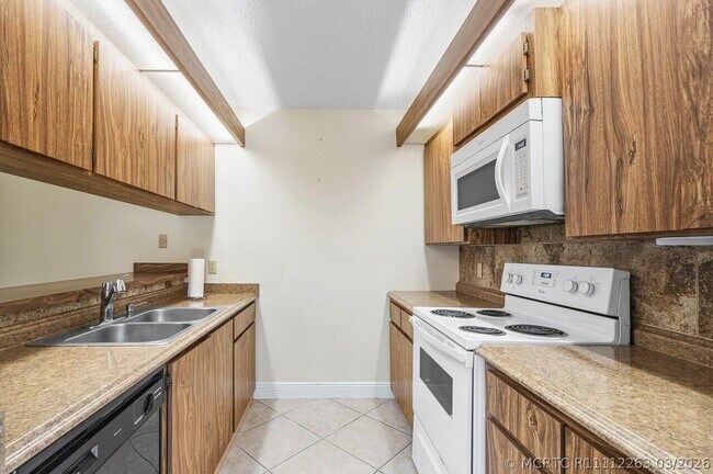 Building Photo - 1619 16th Ct