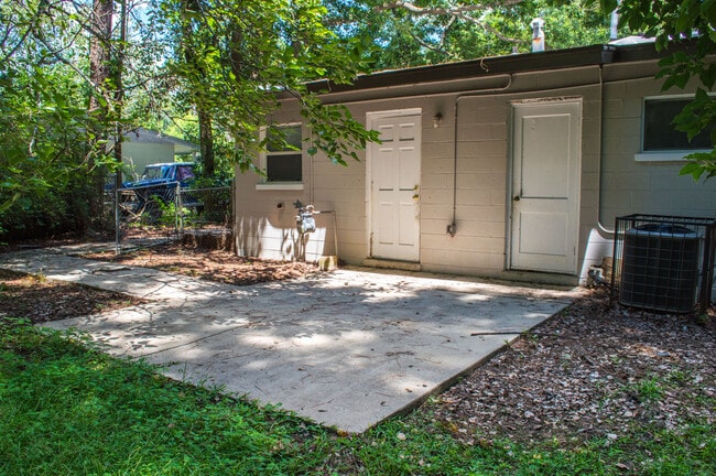 Building Photo - Cozy Home Off Lake Bradford!