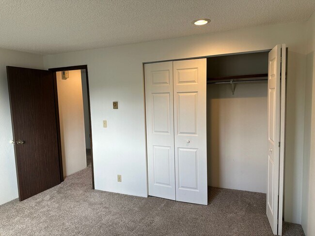 Building Photo - Nice 2 bedroom 1 bath duplex in Springfield!