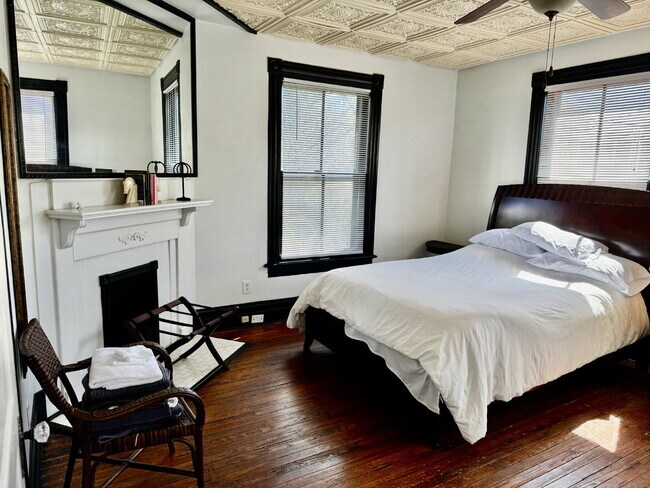 Building Photo - Fully Furnished 3 bed / 1.5 bath Historic Lynchburg Home near downtown.
