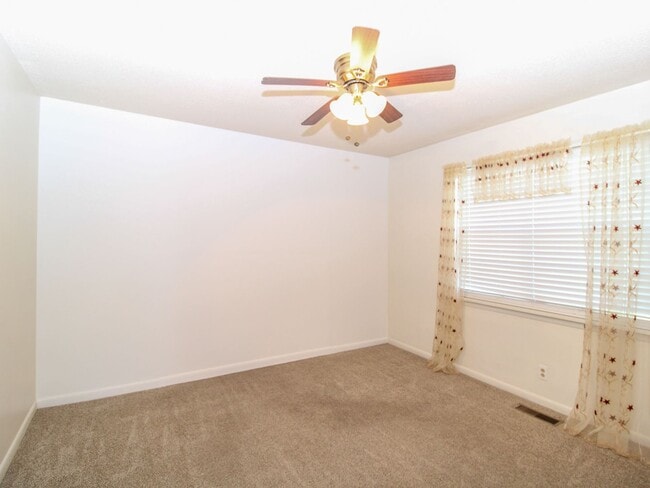 Building Photo - FREE MONTH RENT! Ardmore School District!