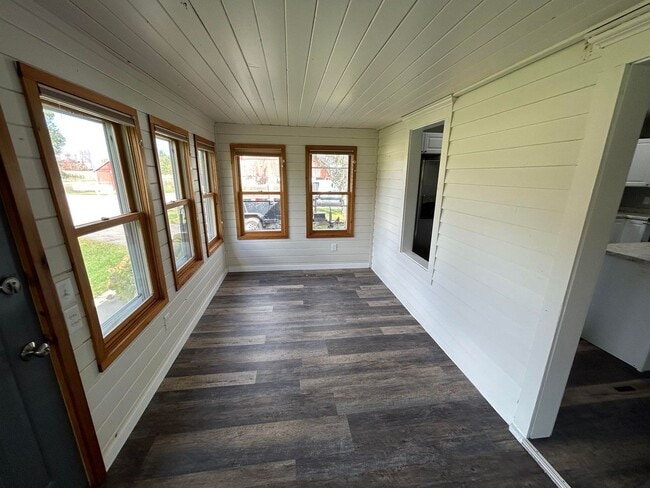 Building Photo - 3 Bedroom House