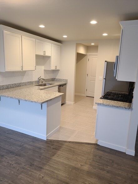 Kitchen w/eating space - 146 168th St E