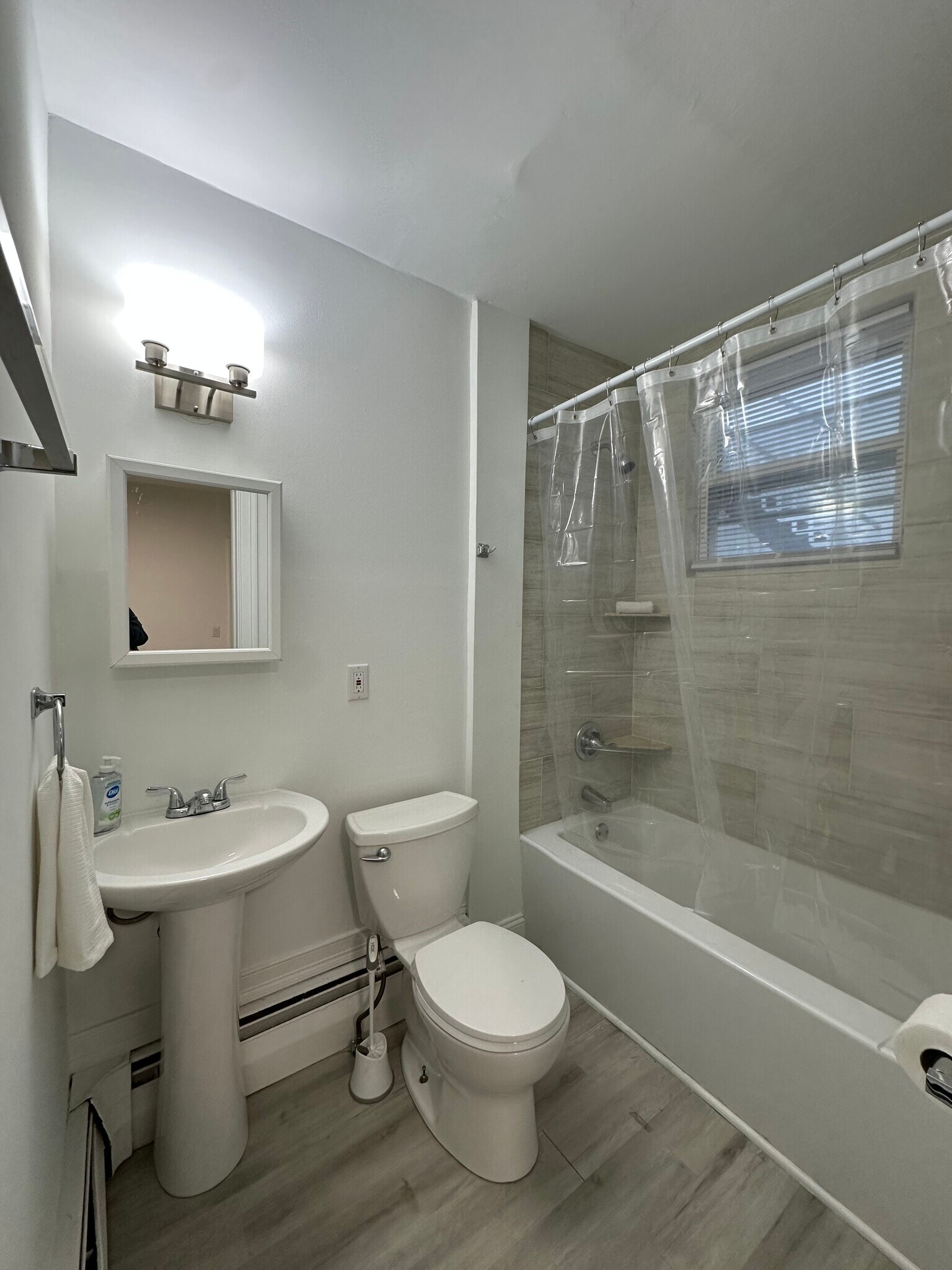 Building Photo - 176 Pearl St