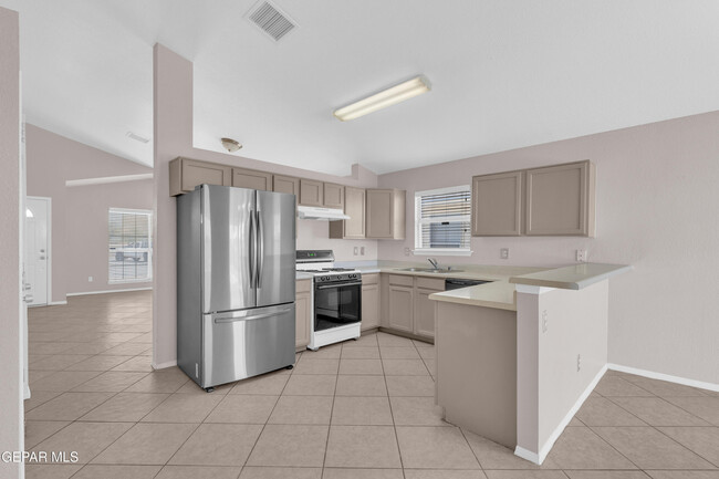 Building Photo - 11868 Oak Crossing Dr
