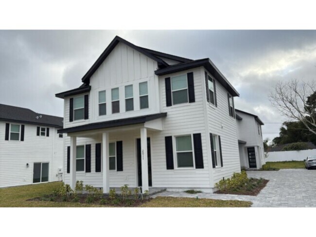 Building Photo - Great 3 bed 2.5 bath Duplex with Den and FENCED patio