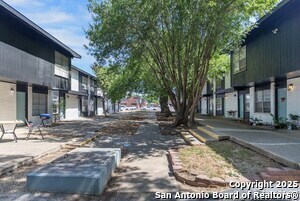 Building Photo - 2802 Lasses Blvd