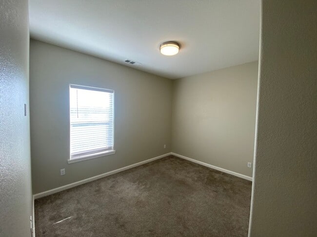 Building Photo - Country property located in Hilmar!