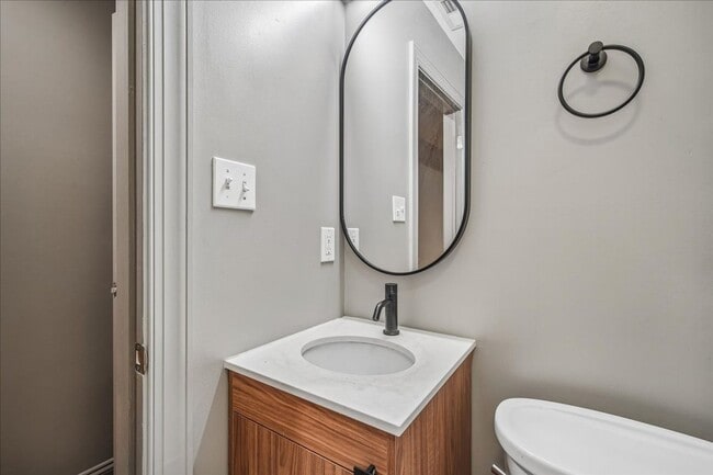 Building Photo - Modern 2BR 2BA Apartment in Columbia Heights