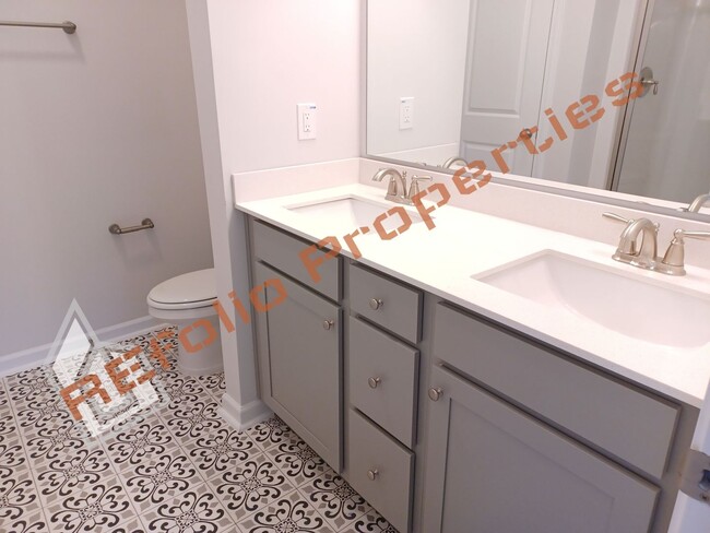 Building Photo - Beautiful 4BD 2.5BA Home w/Primary Suite o...
