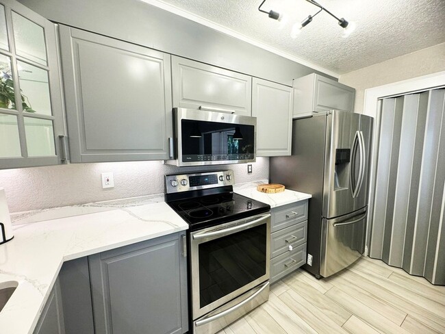 Building Photo - 321 Sandtree Dr