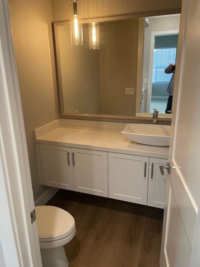 Building Photo - Serene View Road