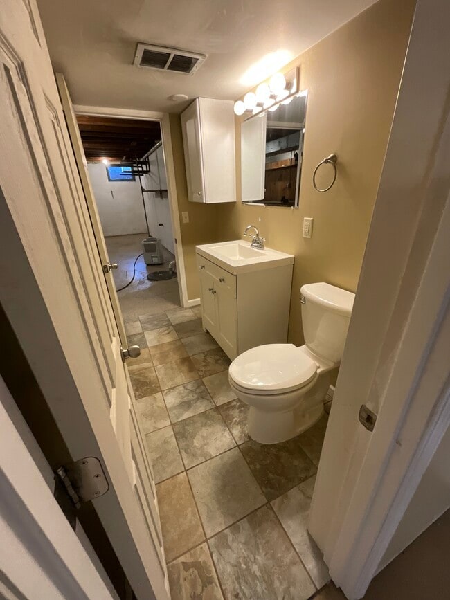 Building Photo - 1229 W Arrowhead Rd