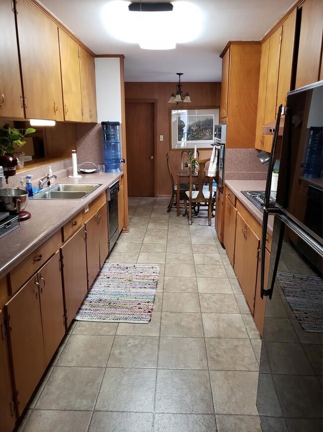 Building Photo - 605 Cardinal Dr