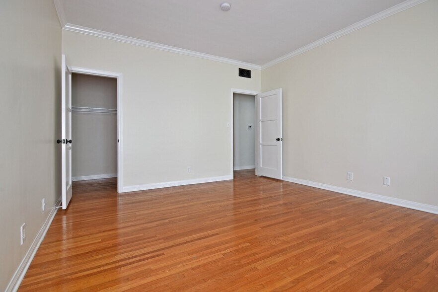 Building Photo - 724 S Genesee Ave