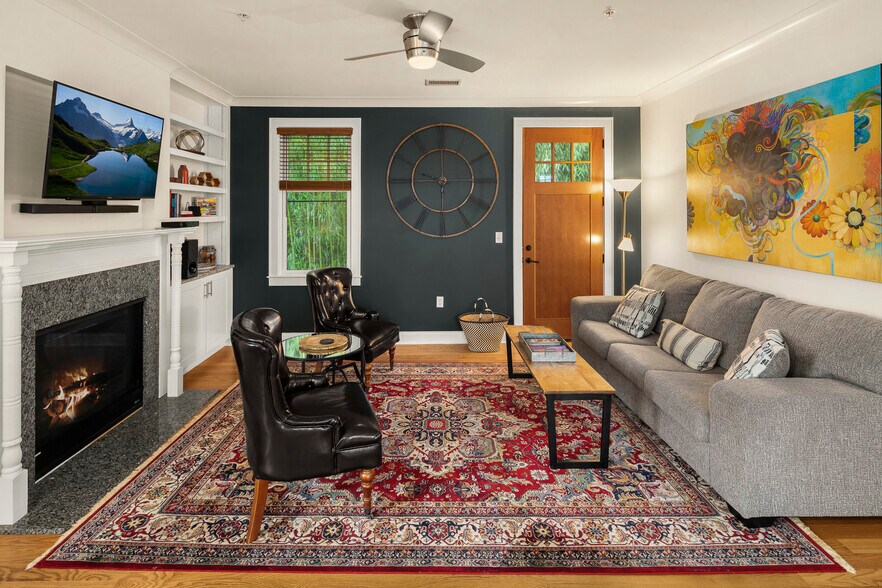 Beautifully Decorated Living Area W Smart TV & Soundbar - 279 E Chestnut St