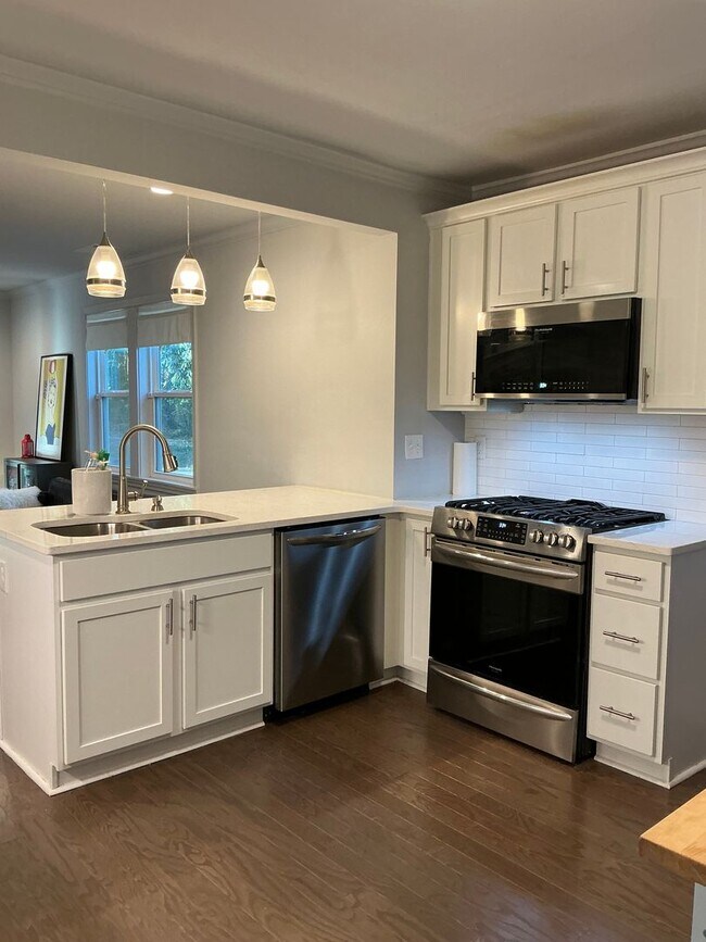 Building Photo - Charming 3 bedroom/ 2 bathroom in Normaltown, Home Close to UGA and Hospitals!