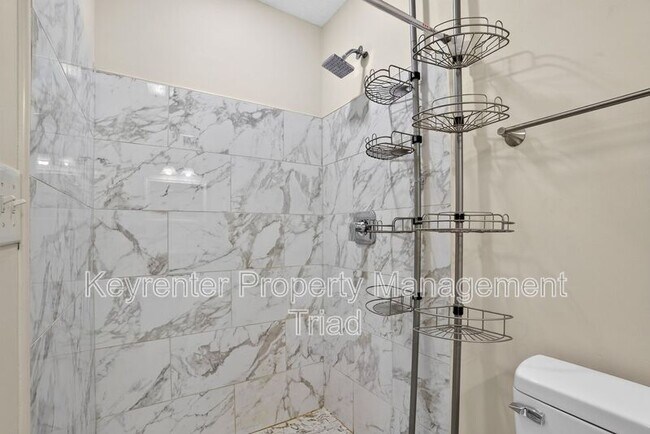 Building Photo - 5108 Lakeshore Ct