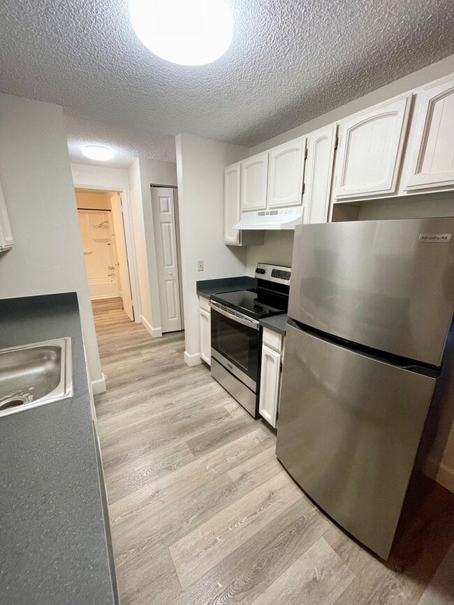 Building Photo - Nicely Renovated 2 Bedroom, 1 Bath Duplex ...