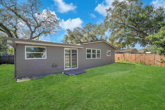 Building Photo - 4640 SW 25th Terrace