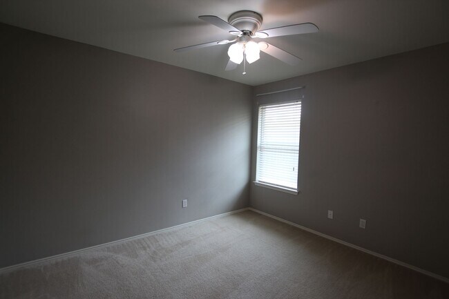 Building Photo - Beautiful 4 bedroom 2 bath home in Flint!