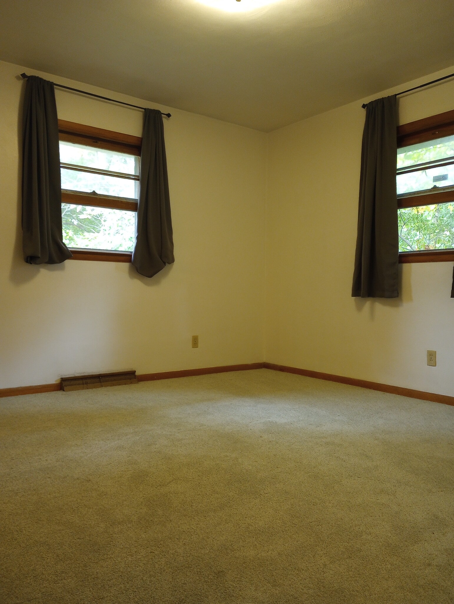 Larger bedroom - 1107 W Maple Ave S