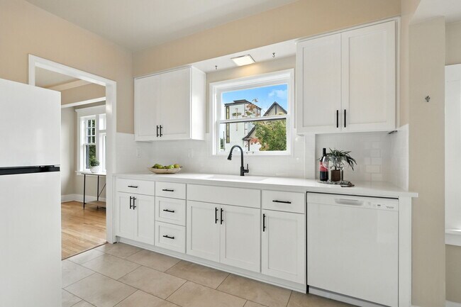 Building Photo - 423 NE 55th Ave