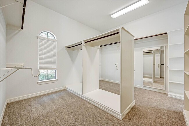 Building Photo - 2914 Cotswold Lane
