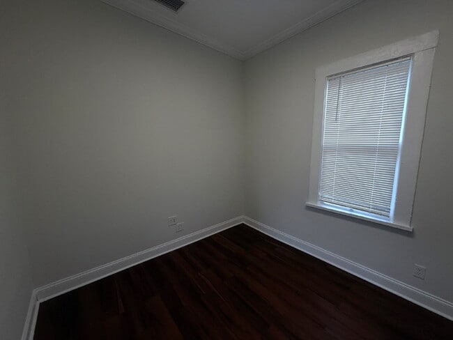 Building Photo - 3 Bedroom and 1 Bath