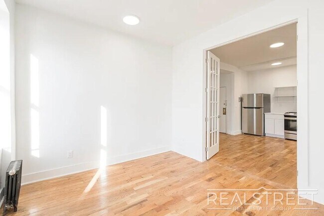 Building Photo - Spacious 2 BED + office in Bushwick