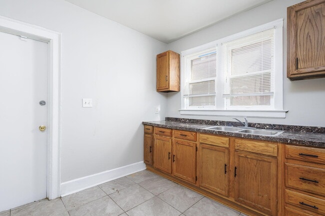 Building Photo - 2704 Webb St