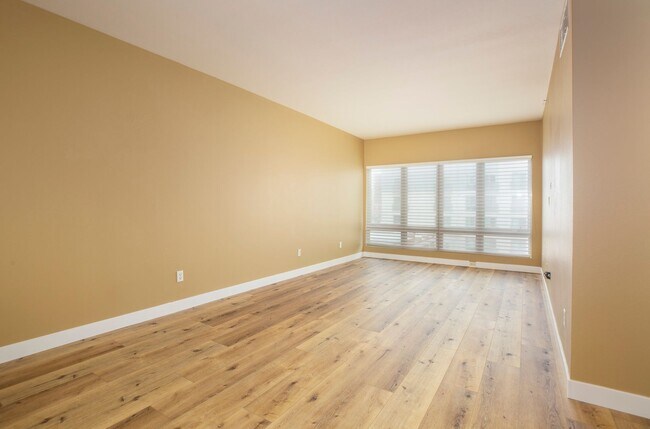 Building Photo - Stylish & Spacious Courtyard-Facing Condo in the Heart of Gaslamp