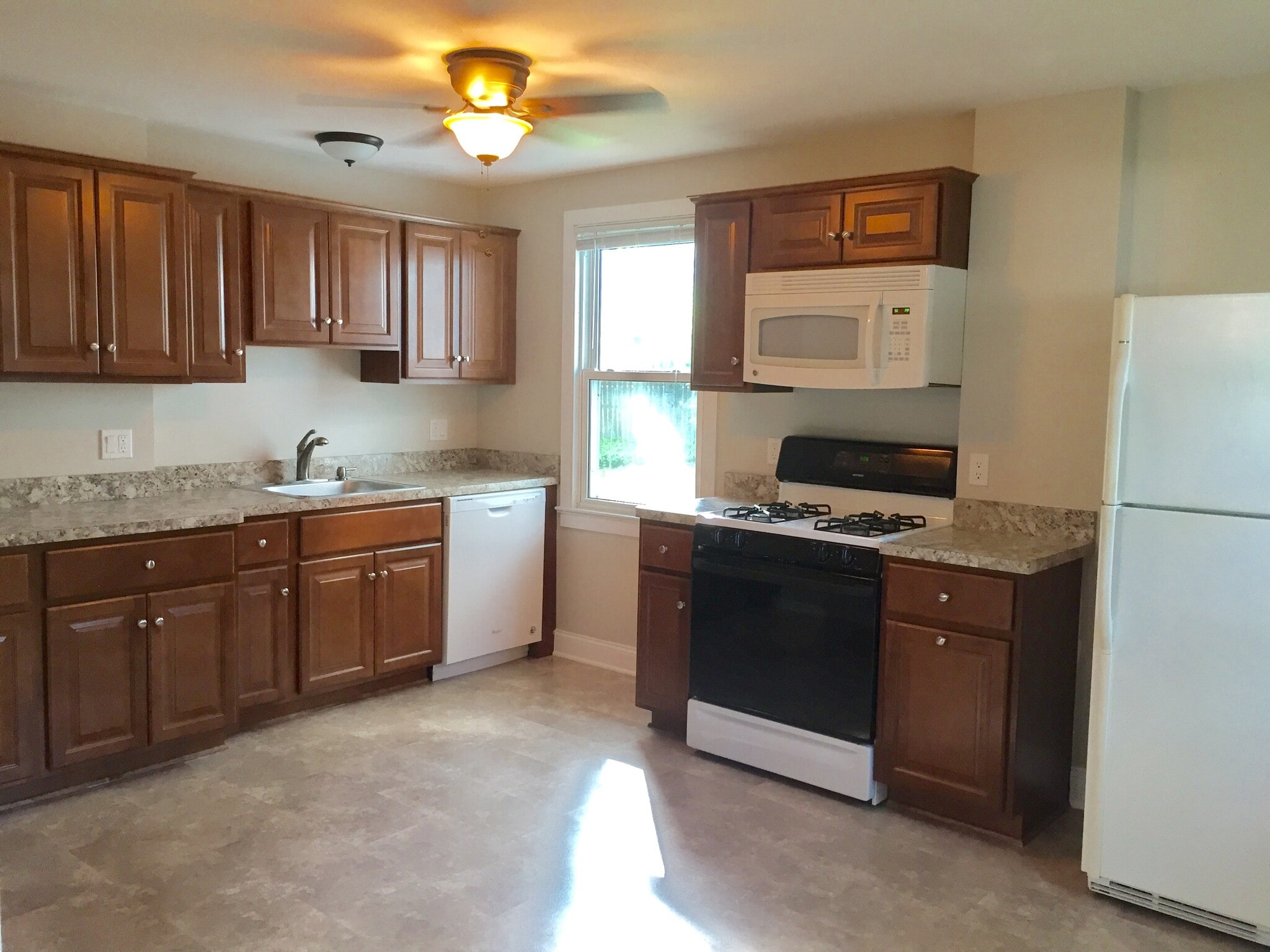 Kitchen - 28 Greenlawn Dr