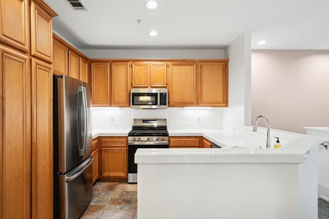 Building Photo - "Luxurious 2-Bed Condo Retreat with Fireplace & Pool Oasis in Ventura!"