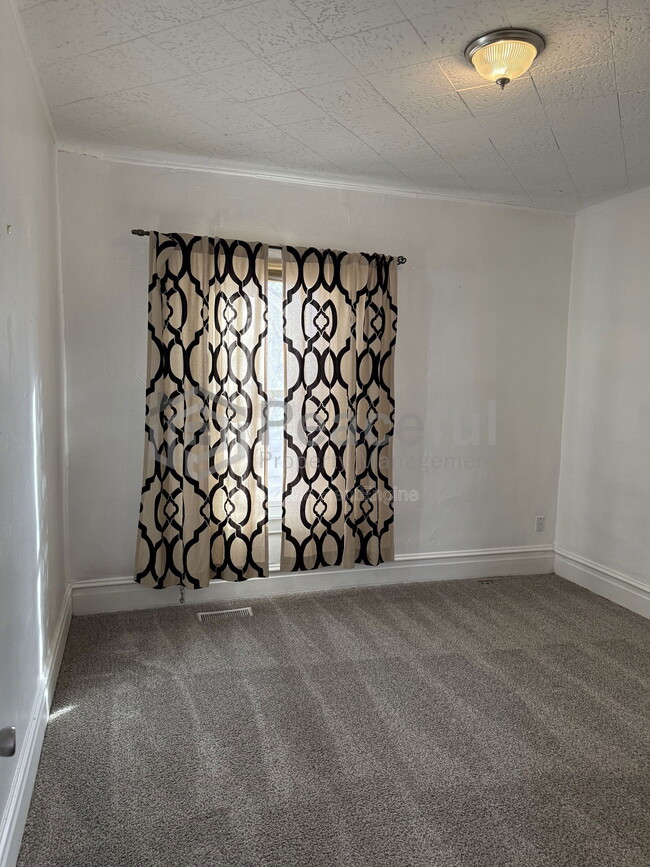 Building Photo - 128 E Truman Ave