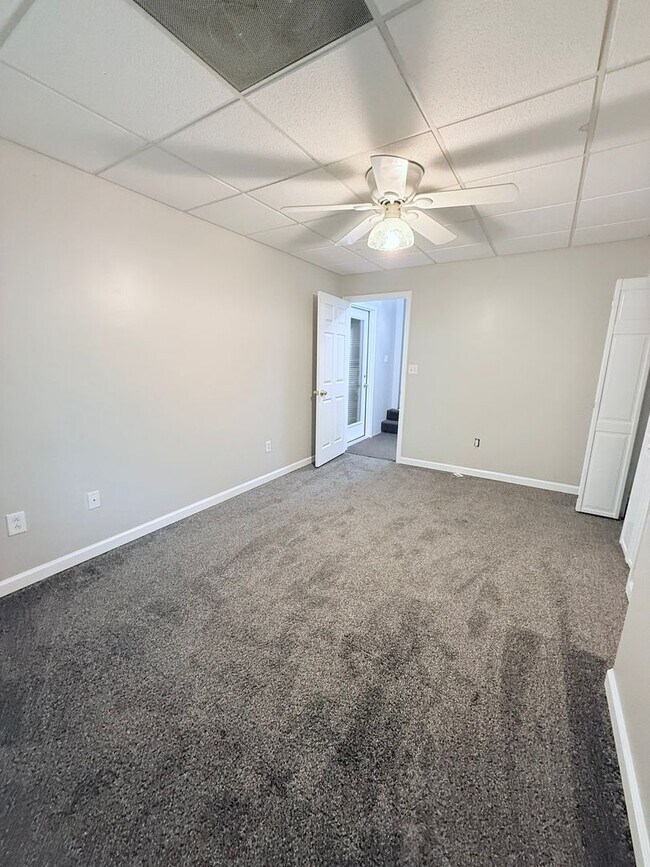Building Photo - 31 White Oak Dr SE
