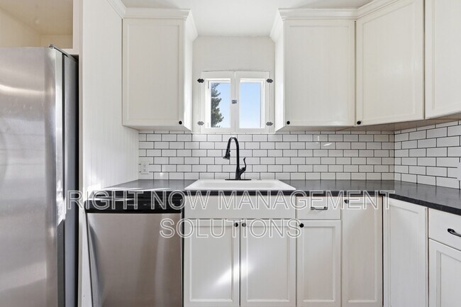 Building Photo - 415 W Linden St