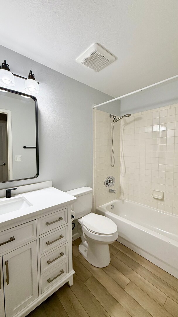 Building Photo - GOURMET KITCHEN-D20-6 BEDROOMS