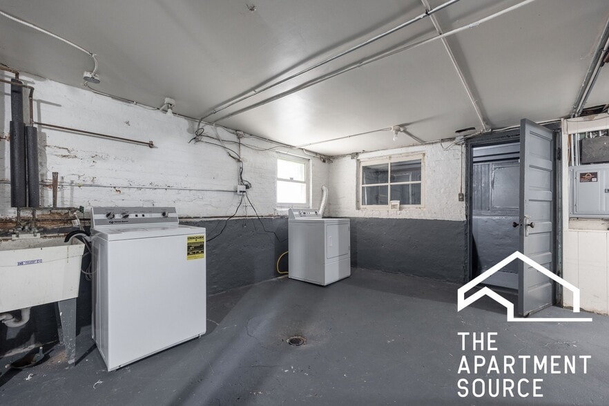 Building Photo - 2110 N Avers Ave