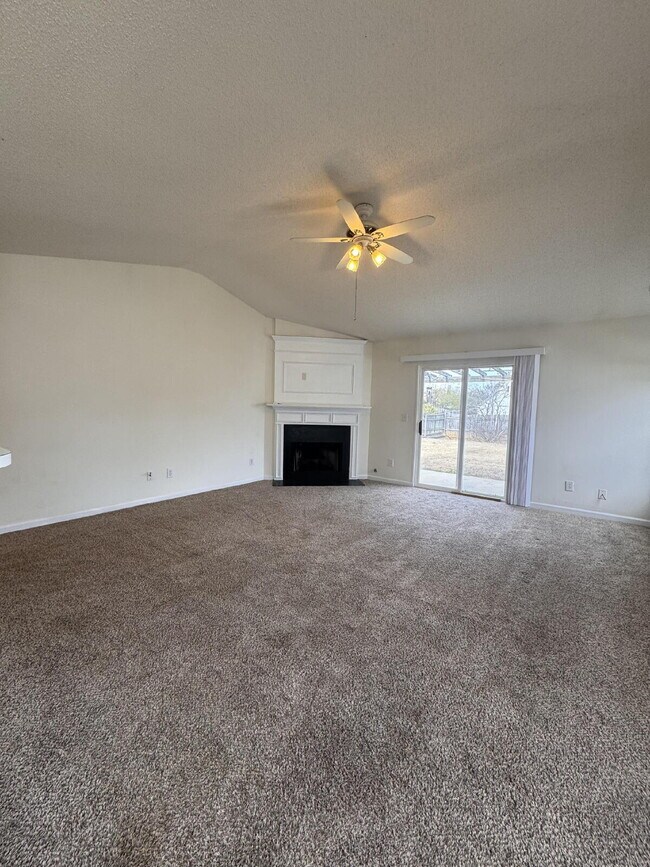 Building Photo - Spacious 3BR Home with Large Fenced Yard – Prime Simpsonville Location!